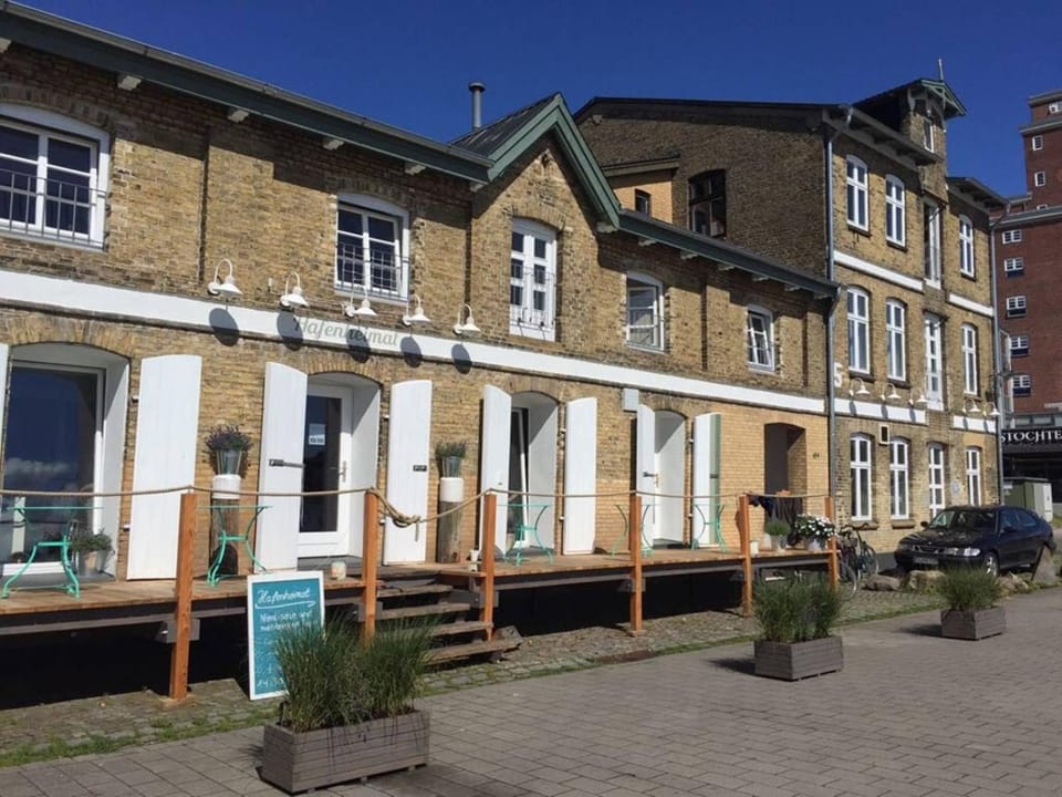 Property building, Day, Neighbourhood