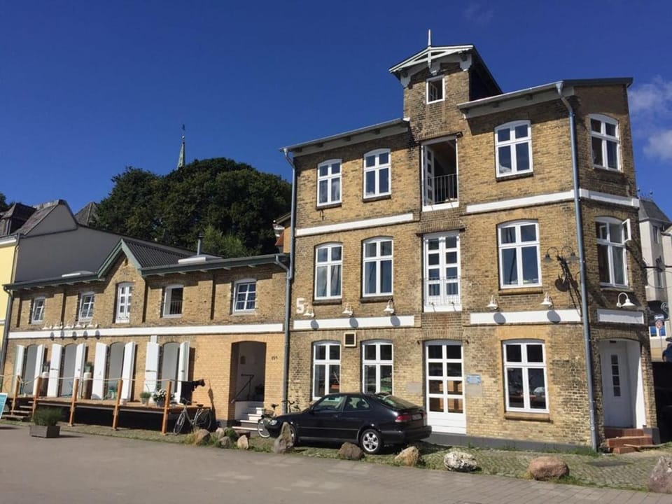 Property building, Day