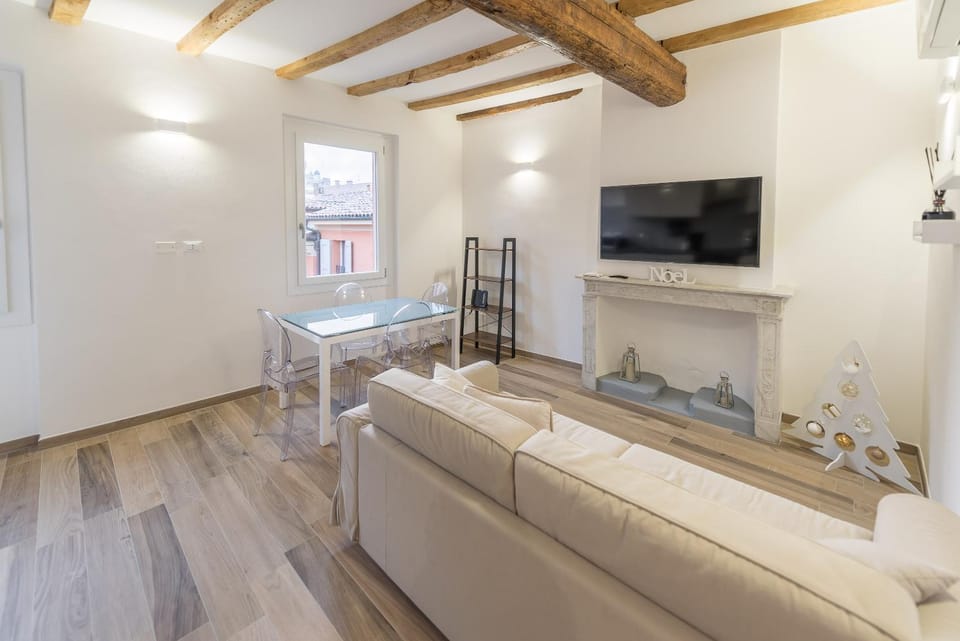 Living room, Photo of the whole room, Seating area