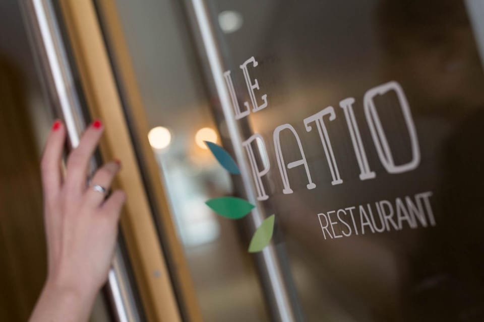Restaurant/places to eat, Property logo or sign