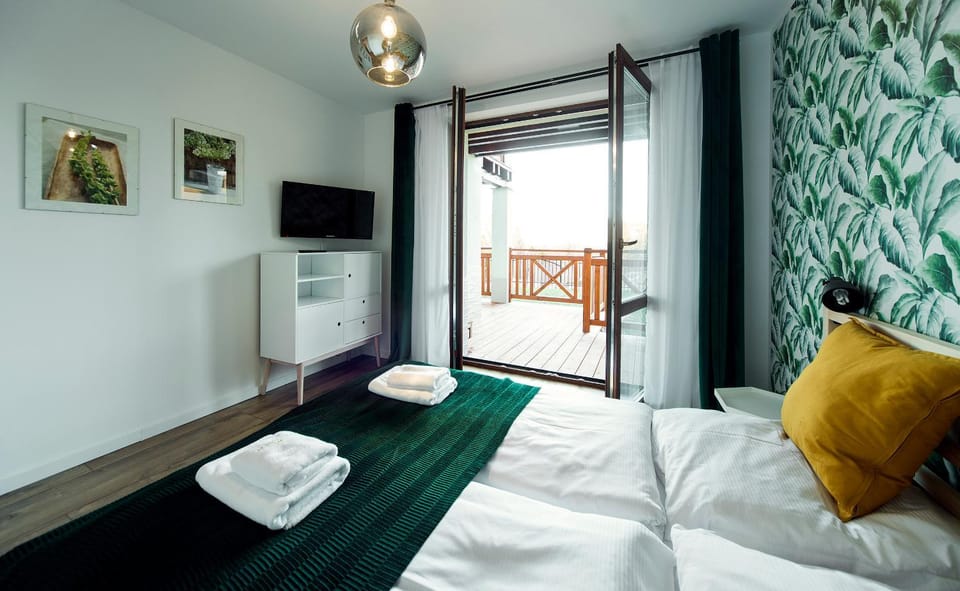 Bed, TV and multimedia, Photo of the whole room, Bedroom, towels
