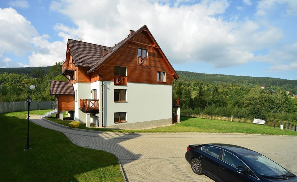 Property building, Day, Neighbourhood, Natural landscape, Mountain view