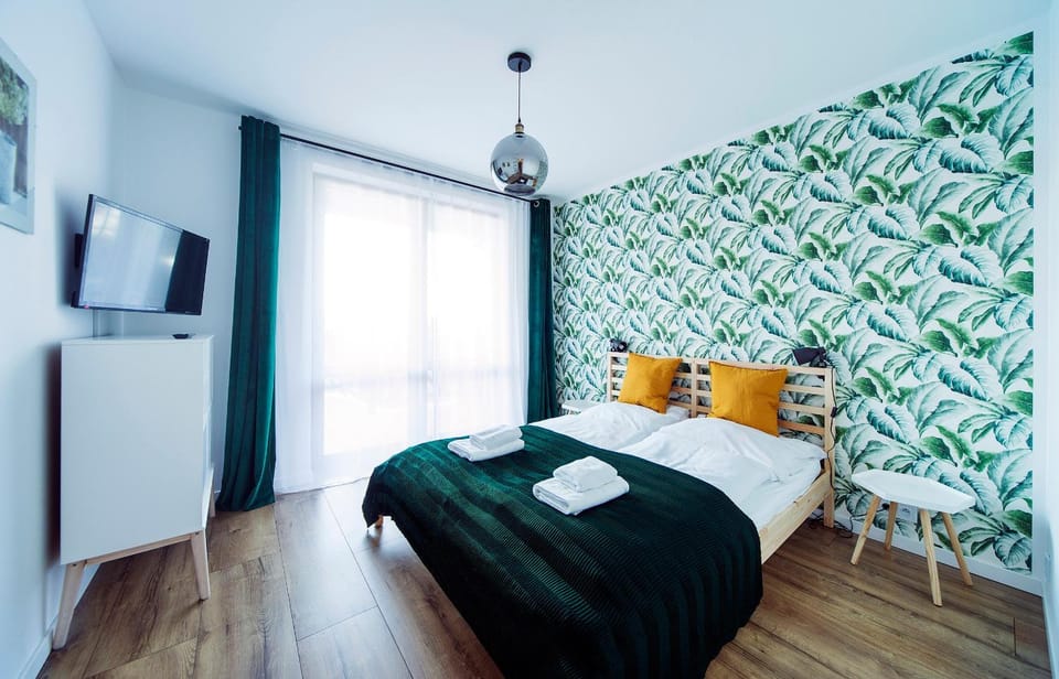 Bed, TV and multimedia, Photo of the whole room, Bedroom, towels
