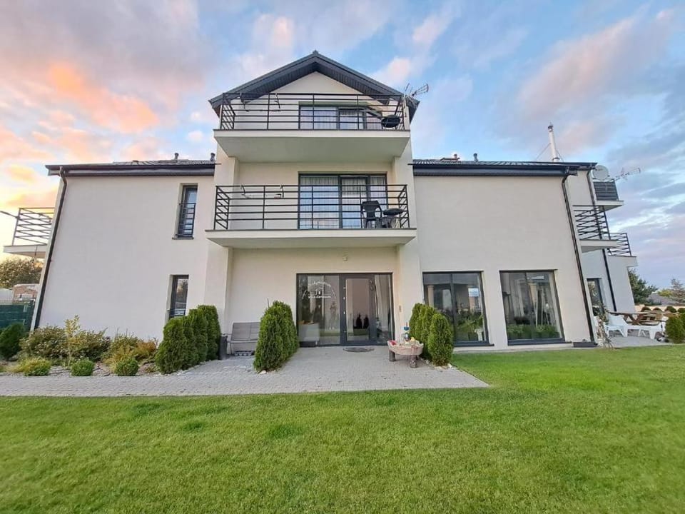 Property building, Facade/entrance, Garden, Garden, Balcony/Terrace, Balcony/Terrace, Garden view, Garden view