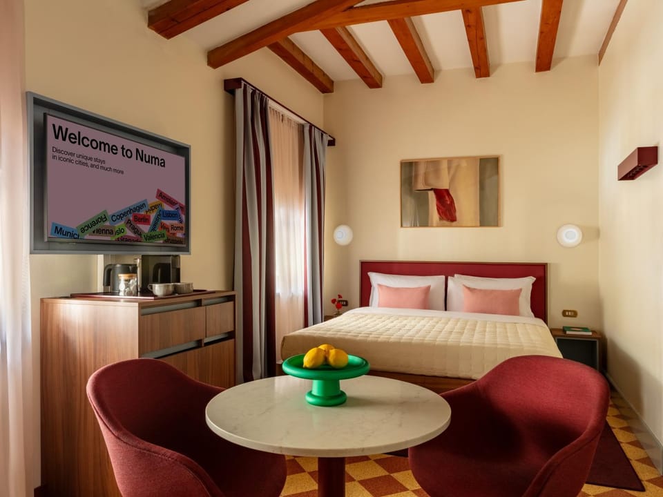 Bed, Photo of the whole room, Dining area, Bedroom