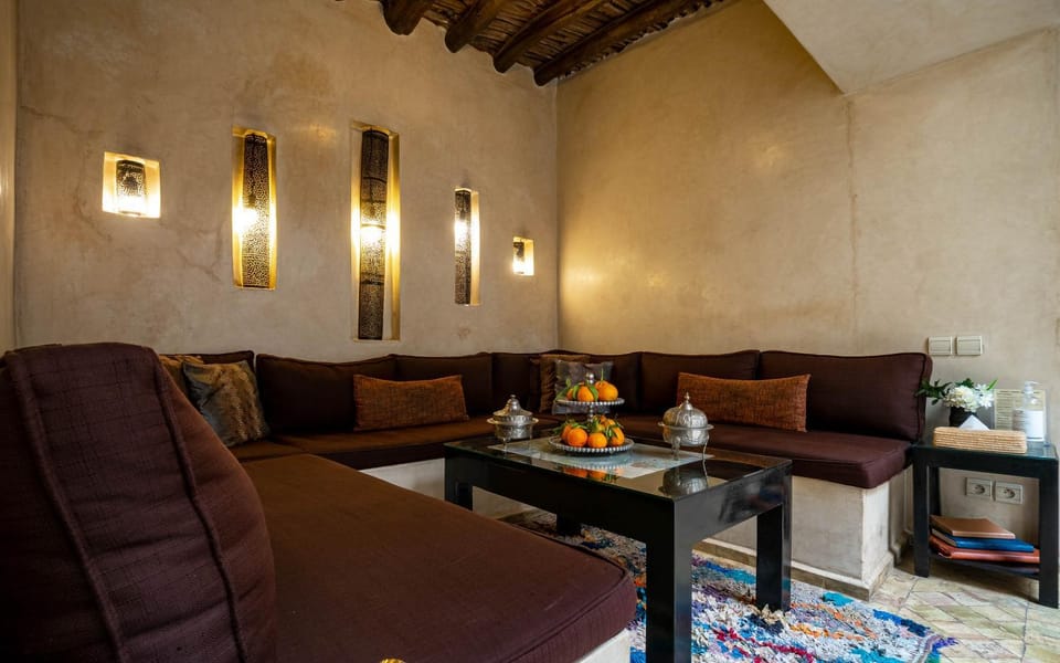 Living room, Food and drinks, Seating area, Food