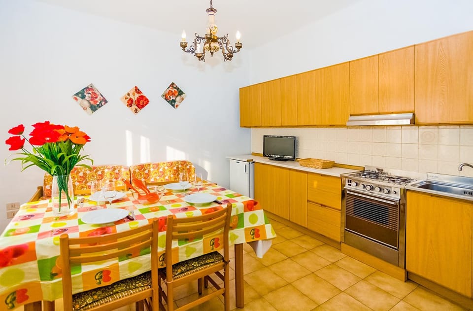 Kitchen or kitchenette, Living room, Dining area