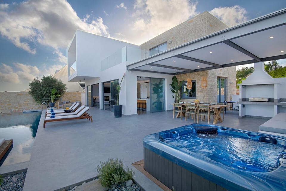 BBQ facilities, Hot Tub, Table tennis, Spa and wellness centre/facilities, Pool view, River view, Sea view, Swimming pool