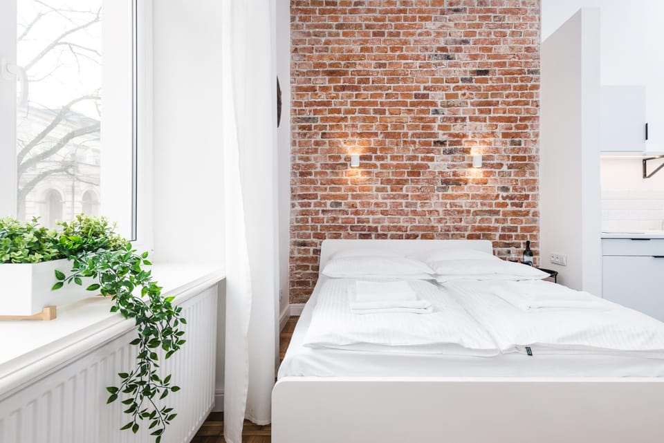 Bed, Seating area, City view, Street view