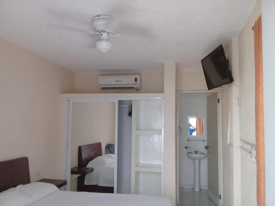 Bed, TV and multimedia, Photo of the whole room, Bedroom, air conditioner