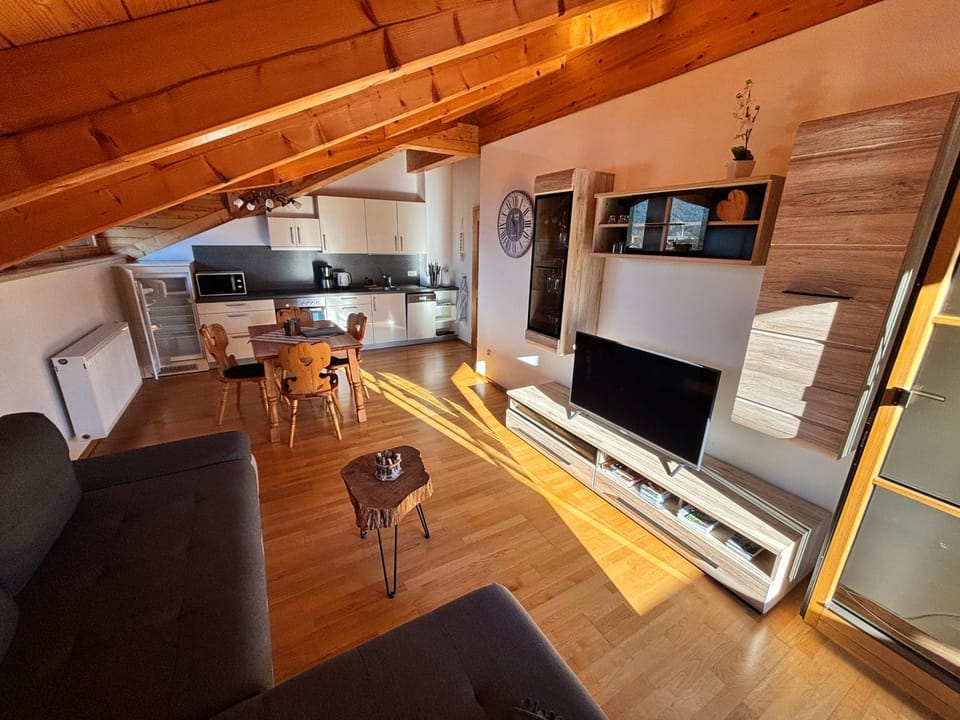 TV and multimedia, Kitchen or kitchenette, Living room, Seating area, Dining area