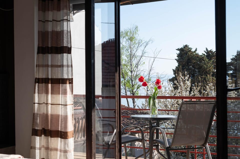 Day, View (from property/room), Balcony/Terrace, Seating area, Garden view, Lake view