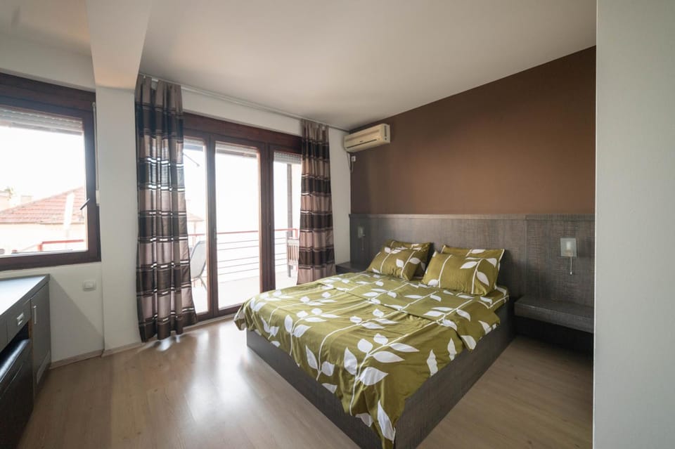 Bed, TV and multimedia, Photo of the whole room, Bedroom, air conditioner