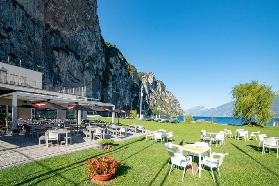 Restaurant/places to eat, Garden, Lake view