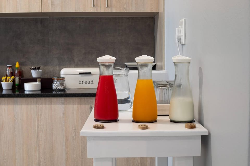 Coffee/tea facilities, Food, Drinks, toaster