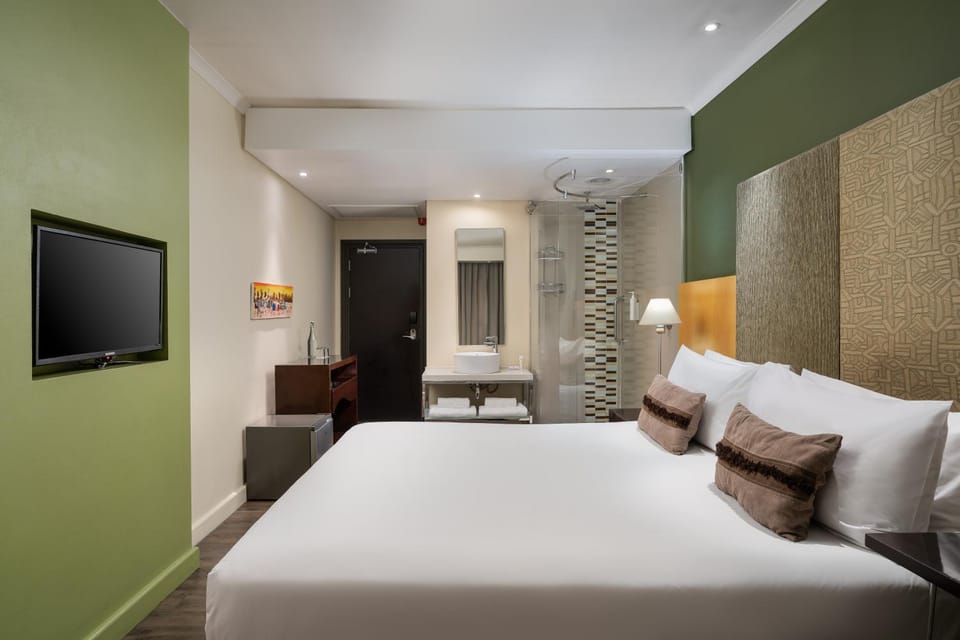 Shower, Toilet, Bed, Bathroom, TV and multimedia, Coffee/tea facilities, View (from property/room), Food and drinks, Photo of the whole room, Bedroom, Food, Garden view, Pool view, Street view, Meals, Dinner, Drinks, Alcoholic drinks, Non alcoholic drinks, hair dryier, internet, minibar, room service, towels, laundry, air conditioner