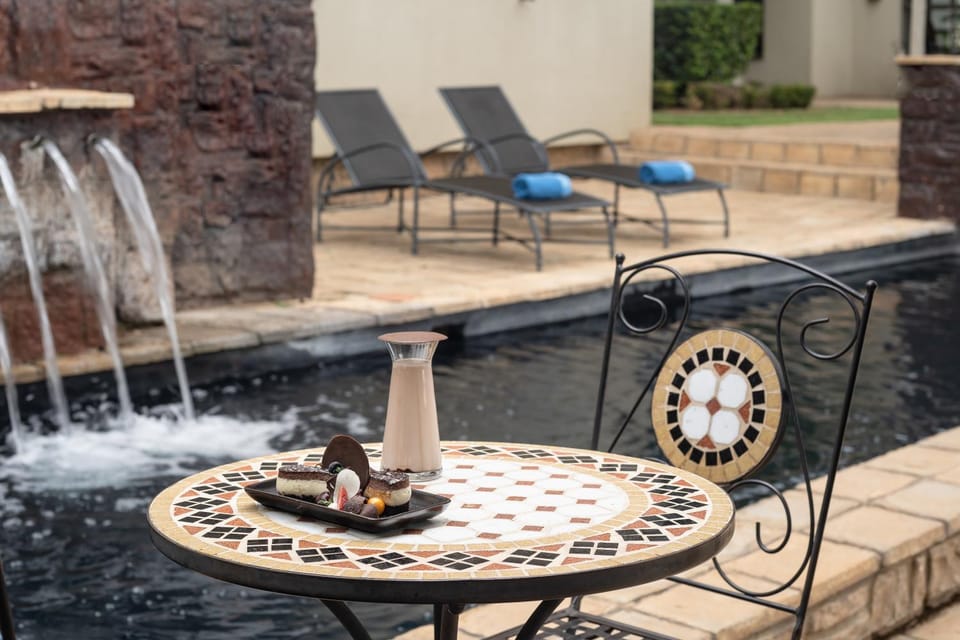 Patio, Food close-up, Food and drinks, Food, Swimming pool, Drinks, Alcoholic drinks, Non alcoholic drinks