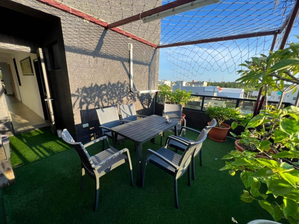Patio, View (from property/room), Seating area, Dining area, Garden view