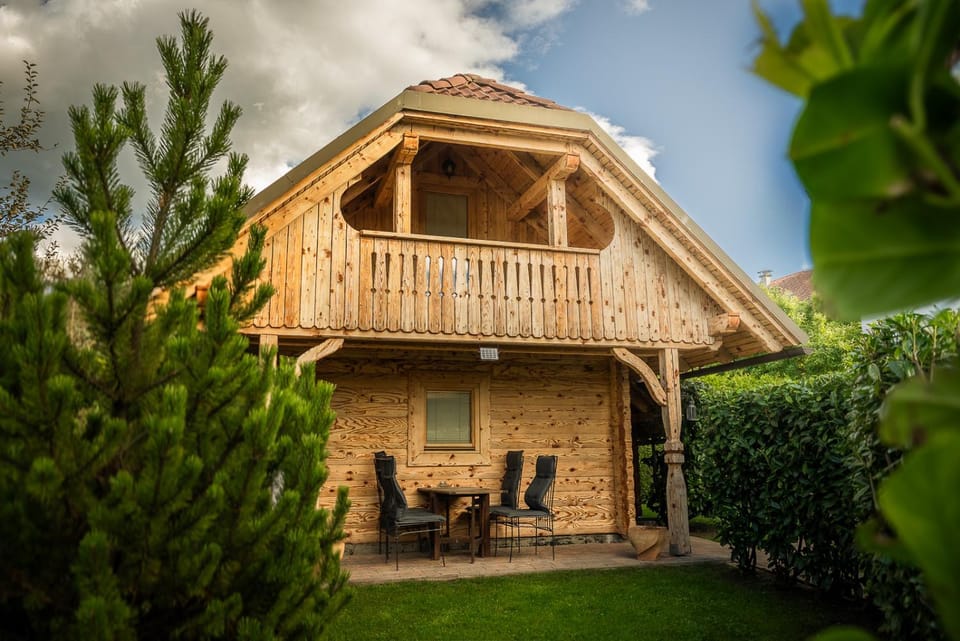 Property building, Patio, Day, Garden, Balcony/Terrace, Garden view