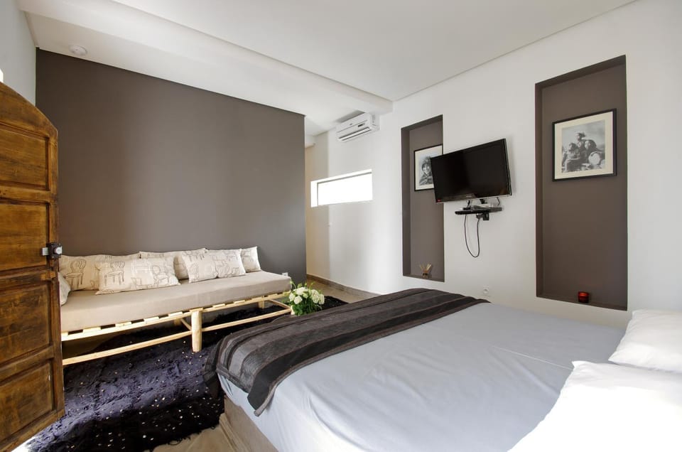 Bed, TV and multimedia, Bedroom