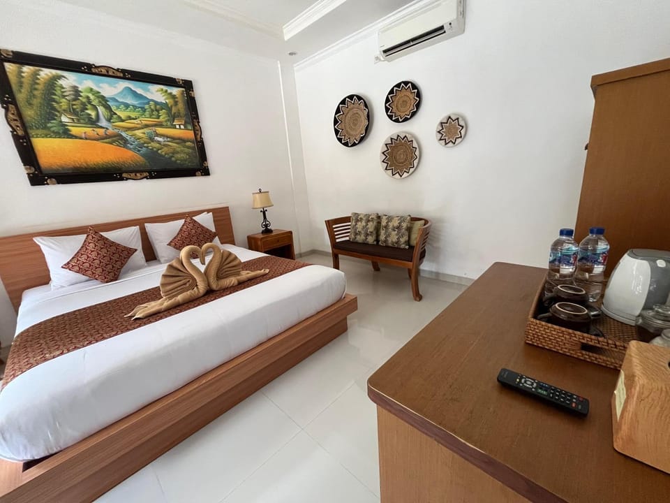 Bed, Photo of the whole room, Seating area, Bedroom