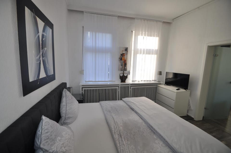 TV and multimedia, Photo of the whole room, Bedroom