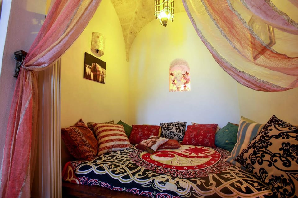 Bed, Living room, Photo of the whole room, Seating area, Bedroom