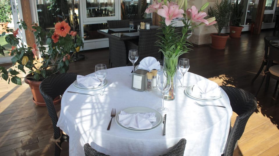 Restaurant/places to eat, Balcony/Terrace, Banquet/Function facilities