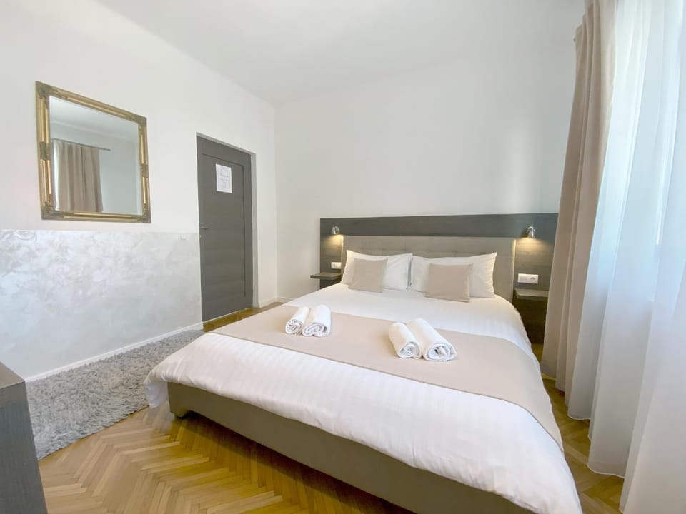 Bed, Photo of the whole room, Bedroom, towels