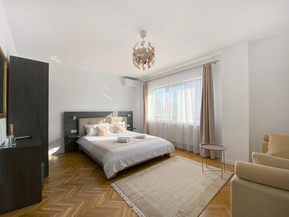 Bed, Living room, Photo of the whole room, Seating area, Bedroom