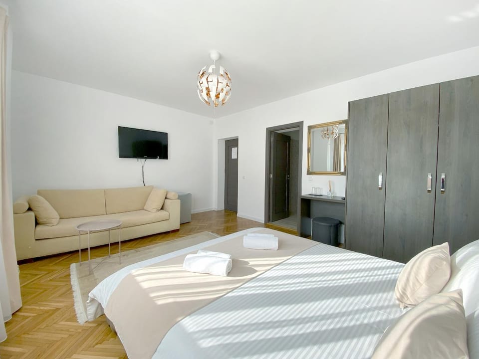 Bed, TV and multimedia, Living room, Photo of the whole room, Seating area, Bedroom, wardrobe