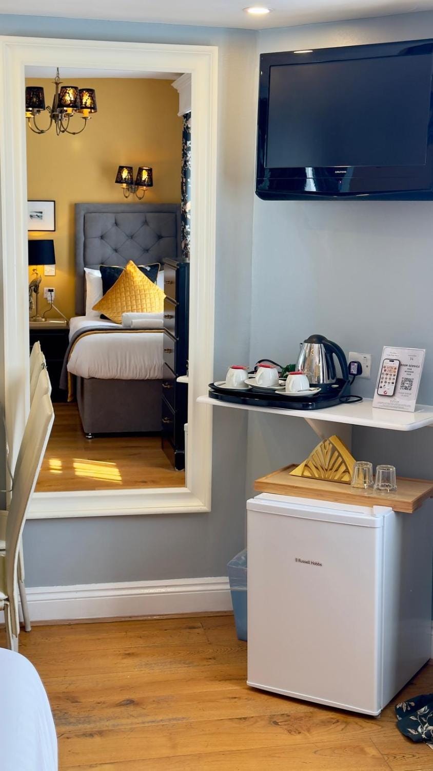 Bed, TV and multimedia, Bedroom, minibar