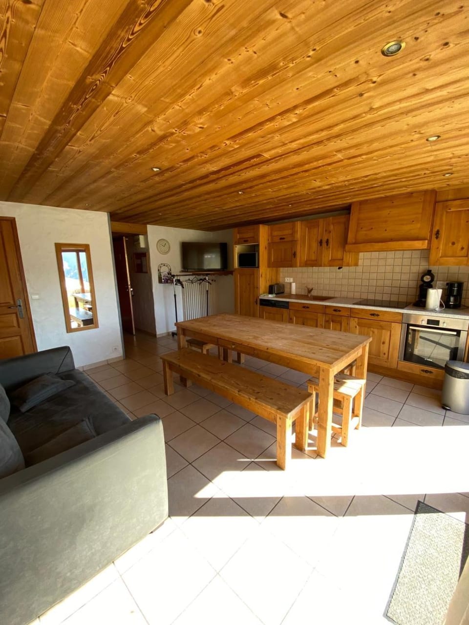 Kitchen or kitchenette, Dining area