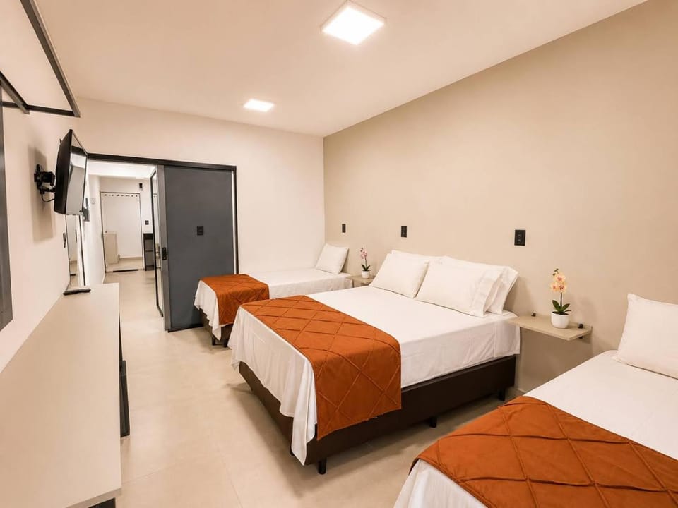 Bed, TV and multimedia, Photo of the whole room, Bedroom, towels