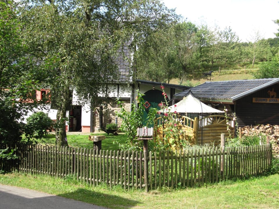 Property building, BBQ facilities, Garden, Animals, Pets