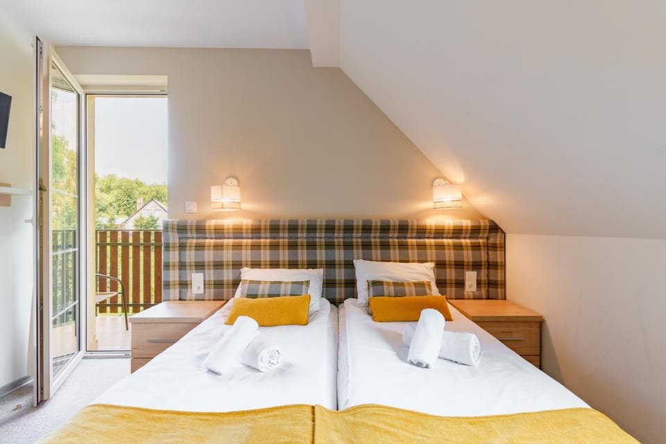 Bed, Other, Other, Other, Photo of the whole room, Seating area, Bedroom, towels