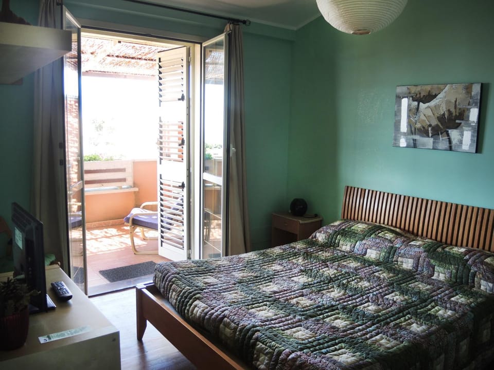 Bedroom, Internal: Not applicable to any particular room