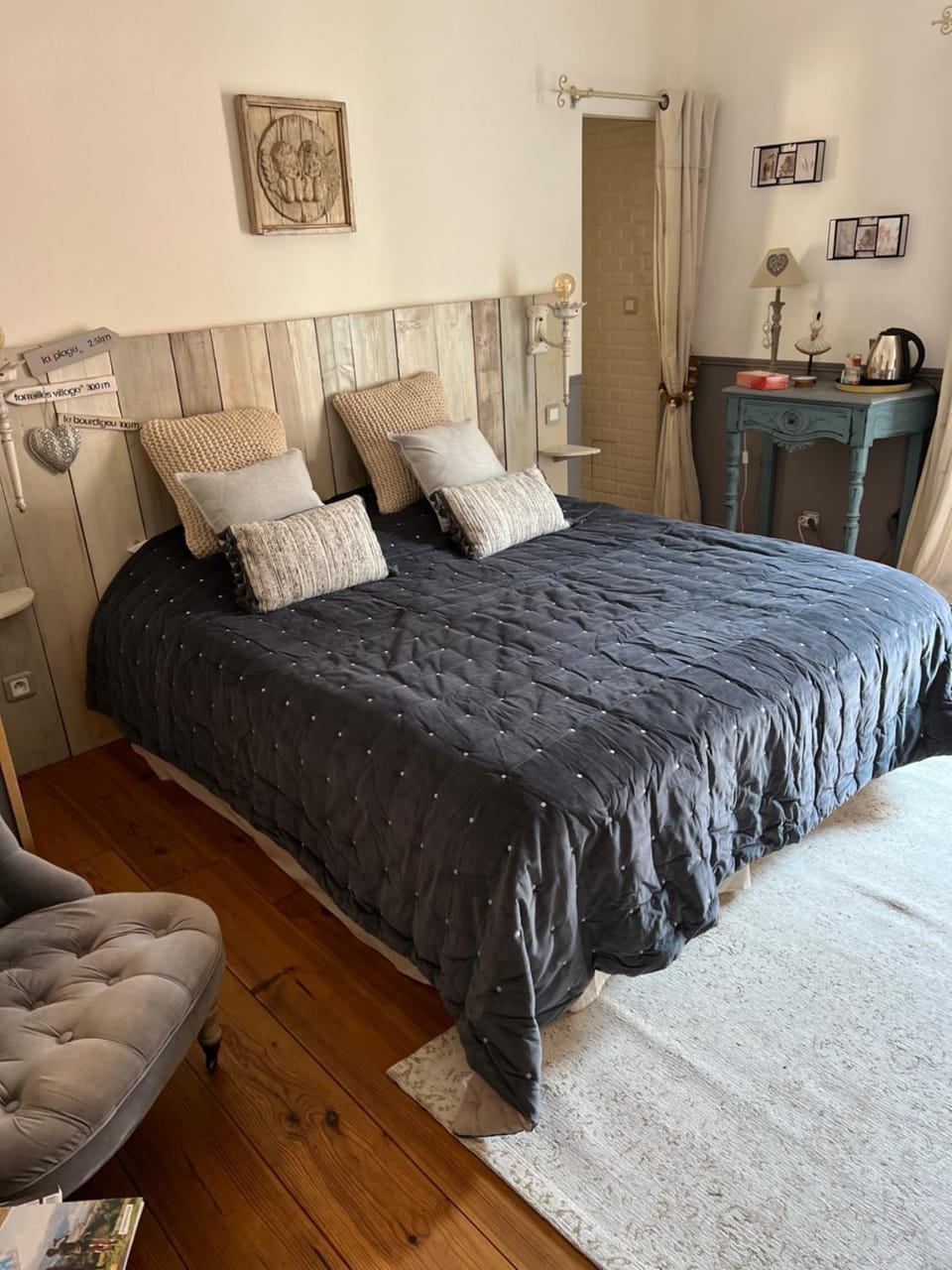 Bed, Photo of the whole room
