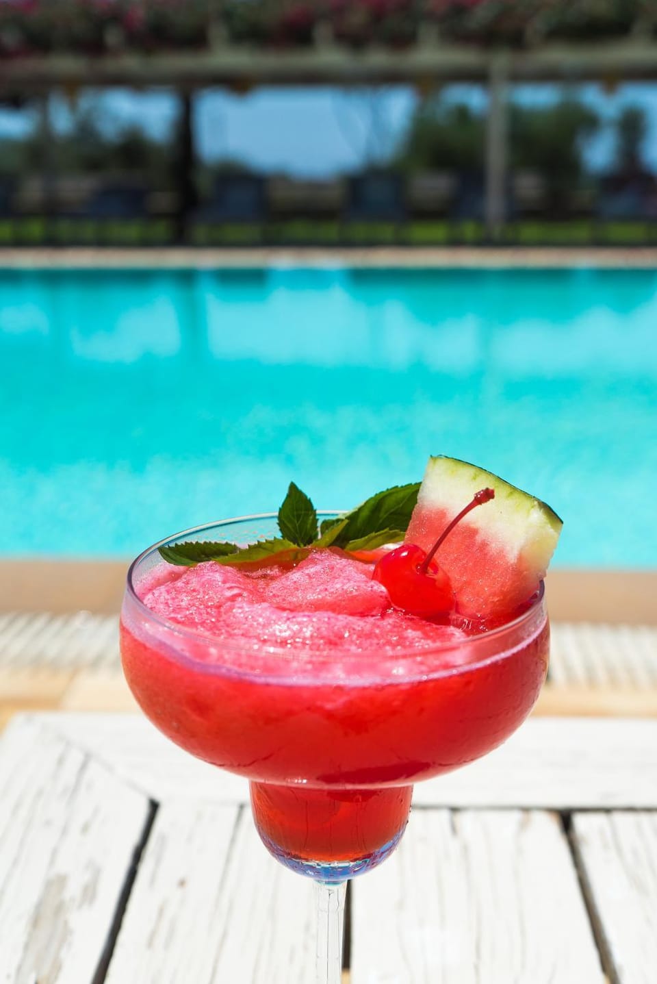 Food and drinks, Swimming pool, Drinks, Alcoholic drinks