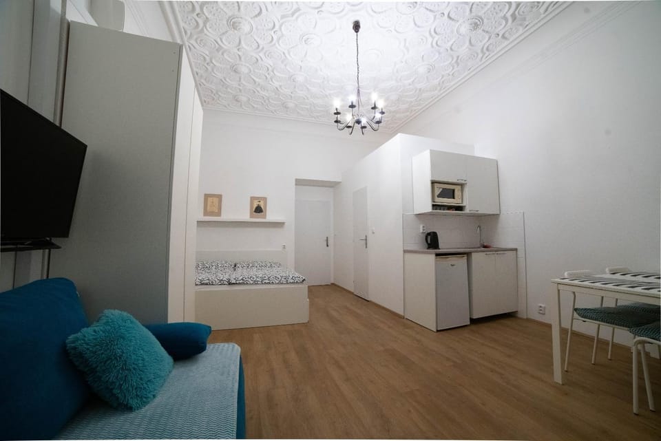 Kitchen or kitchenette, Living room, Dining area, oven