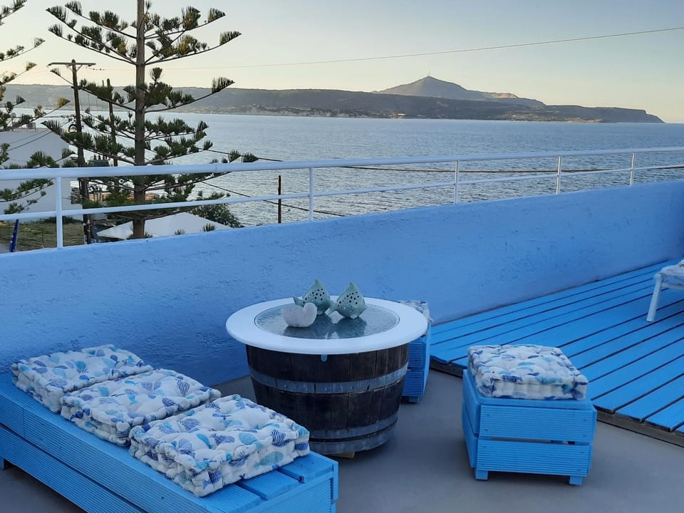 Property building, Balcony/Terrace, Sea view