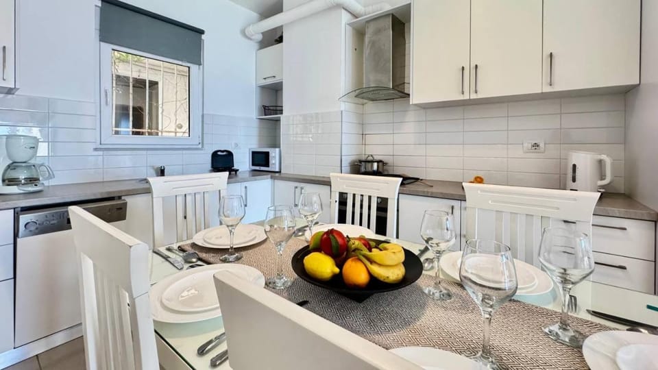 Coffee/tea facilities, Kitchen or kitchenette, Food and drinks, Dining area, Food, dishwasher, stove