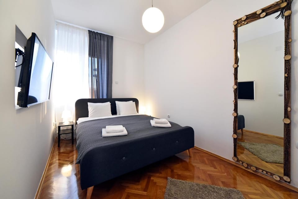 Bed, TV and multimedia, Bedroom, towels