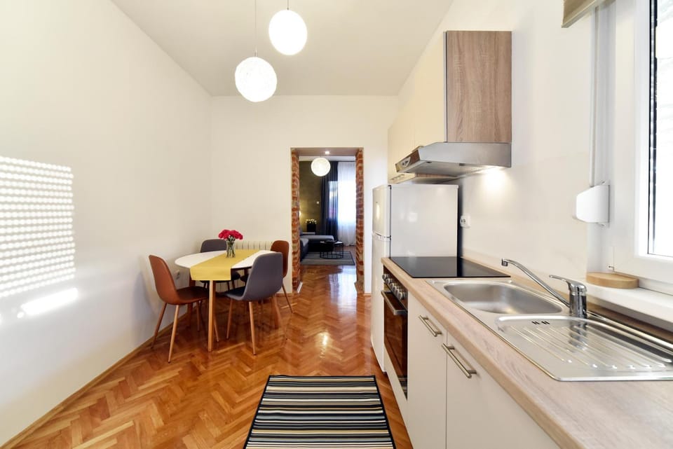 Kitchen or kitchenette, Dining area