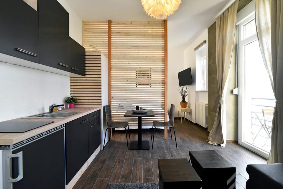 TV and multimedia, Kitchen or kitchenette, Living room, Seating area, Dining area