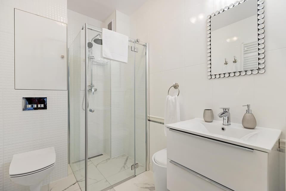 Shower, Toilet