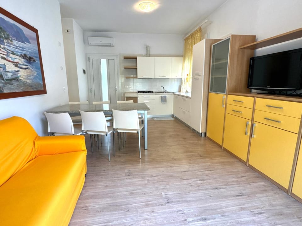 Kitchen or kitchenette, Living room, Dining area