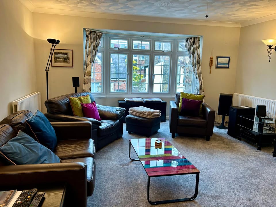 TV and multimedia, Living room, Seating area, Entertainment