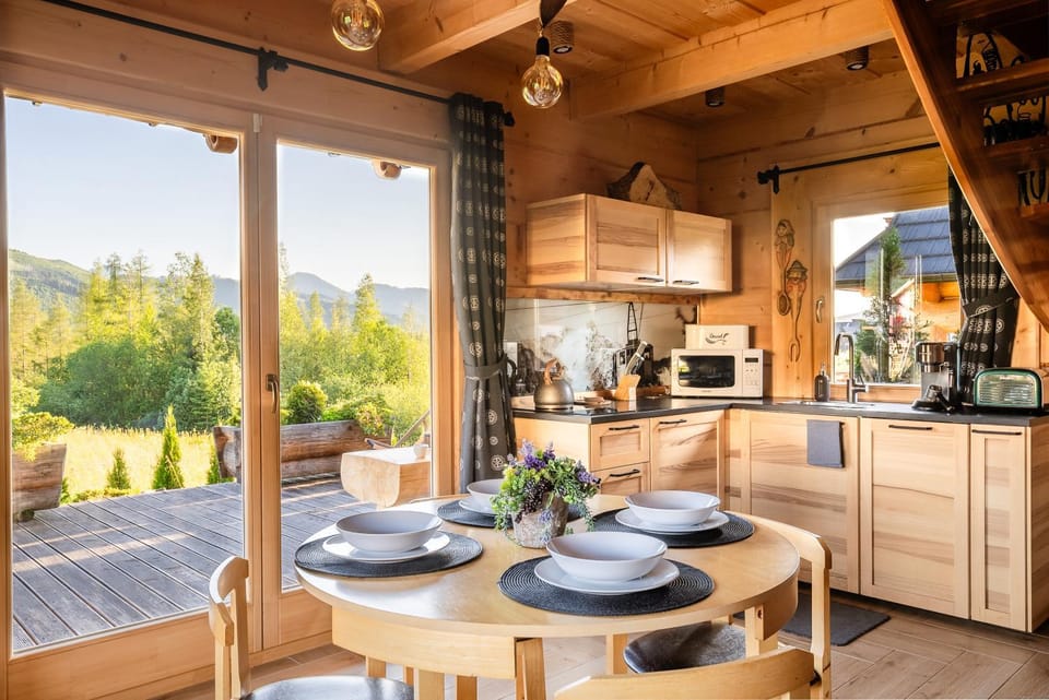 Coffee/tea facilities, Kitchen or kitchenette, Dining area, minibar, stove