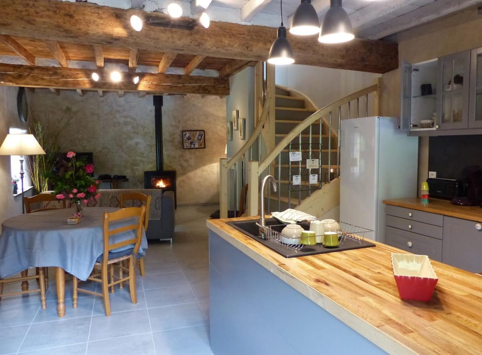 Kitchen or kitchenette, Living room, Food and drinks, Seating area, Dining area, Food, minibar, pet friendly, stove